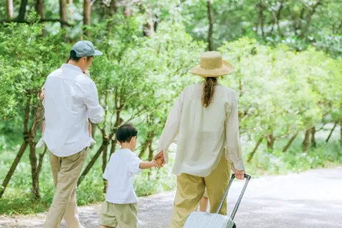 長野の「上高地」に避暑の予定が、今年から「宿泊税を導入」と聞き驚き！“4人家族で2泊”ならいくら？ 2026年は「北海道・長野・沖縄」など“宿泊税ラッシュ”が到来…民泊も対象？ 課税・非課税のボーダーライン
