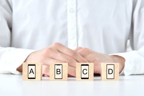 夫がスマホを「2年ごとに買い替えるのが普通」と言います。今の機種は問題なく使えていますが、古いスマホを使い続けると損する場合もあるのでしょうか？