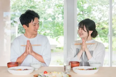 物価高で「居酒屋・バー」利用は11.0％減の一方、「惣菜・パン」の購入は“90.5％増”とほぼ倍増！ 忙しいカップル・夫婦が外食も自炊も避ける“中食シフト”を乗り切る食費管理術