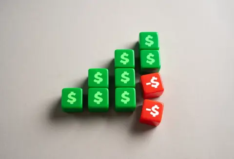 年金を受け取り始めた父が、「学生時代に国民年金を払わなかったことを後悔している」と話していました。私も未納期間があるのですが、やはり受給額は減るのでしょうか？将来のことを考えると不安です。