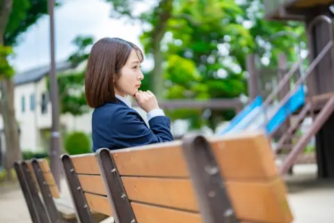 文系か理系かで進路に悩んでいます。理系のほうが稼げるイメージがありますが、実際に生涯年収や就職の安定性にどれくらい差があるのでしょうか？