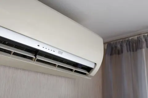 7月になったばかりなのに、暑がりの父はすでに実家のエアコンを“1日中つけっぱなし”にしています。母は電気代を心配していますが、1ヶ月続けた場合、いくらくらいになるのでしょうか？