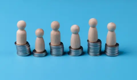 55歳の父は「年収700万円」です。高年収だと思っていましたが、兄から「50代ならもっと稼いでる人もいるよ」と言われてビックリ！ 父と同年代の平均年収はどれくらいなのでしょうか？