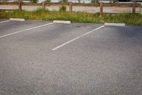 親から相続した土地について、不動産会社に「駐車場にすれば毎月収入になります」とすすめられました。固定資産税を払うだけよりよさそうですが、初期費用で損することもありますか？
