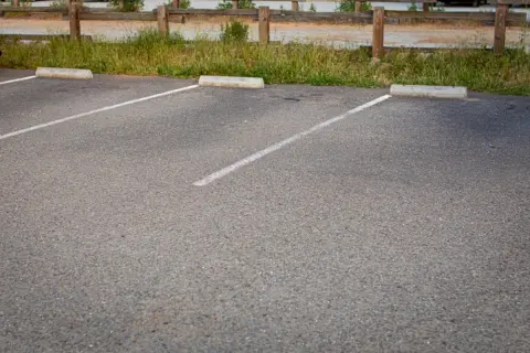 親から相続した土地について、不動産会社に「駐車場にすれば毎月収入になります」とすすめられました。固定資産税を払うだけよりよさそうですが、初期費用で損することもありますか？