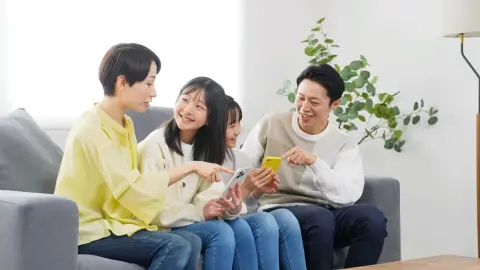 家族4人でスマホ代が毎月「3万2000円」かかっています。格安SIMにすると「1万円台」まで下げられると聞きましたが、本当にそこまで安くなるのでしょうか？