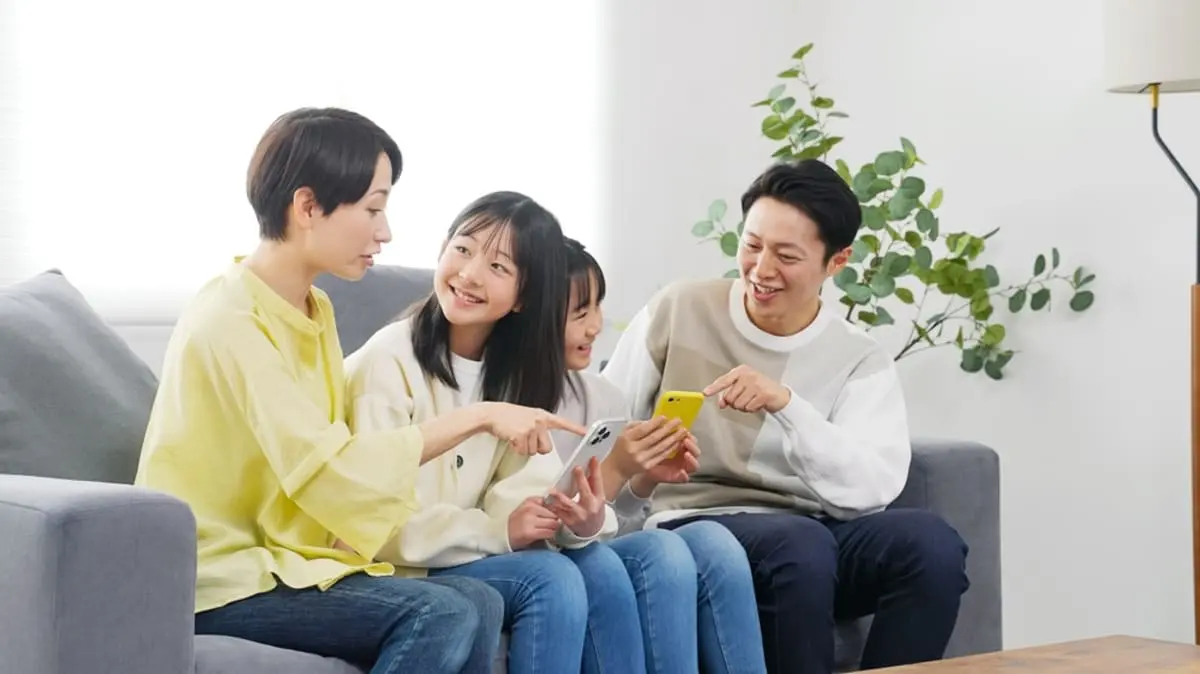 家族4人でスマホ代が毎月「3万2000円」かかっています。格安SIMにすると「1万円台」まで下げられると聞きましたが、本当にそこまで安くなるのでしょうか？
