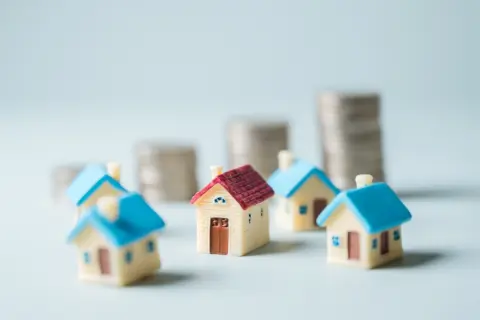 住宅ローン残高が「2500万円」あり、貯金から「300万円」を繰り上げ返済するつもりです。妻に「住宅ローン控除が減る」と止められましたが、繰り上げ返済しないほうが得ですか？