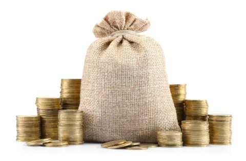 自営業の父が隠していた「800万円」を防犯の不安から銀行へ預けることにしました。窓口で怪しまれることもあると聞いたのですが本当でしょうか？犯罪者扱いされないでしょうか…？
