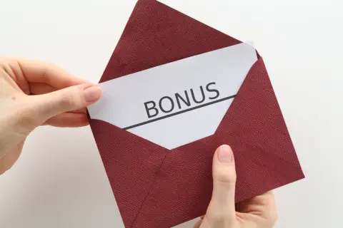 夏ボーナス「平均80万円超」にショック！ 私は「50万円」でしたが、中央値で見ると“多いほう”ですか？「平均値・中央値」にはギャップがある？ 中小企業のリアルな相場を確認