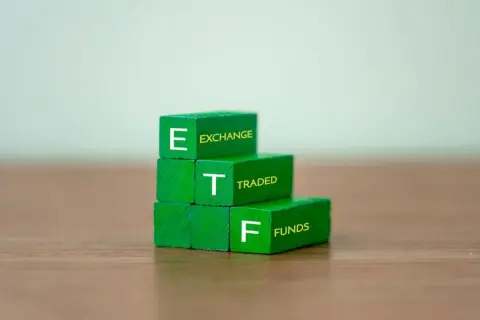 「米国高配当ETF」を“100万円分”購入したいけど、1ドル160円の“円安”で怖いです…円高に振れて一気に「含み損」になるなら、止めたほうがいいですか？ リスクと損失額を試算