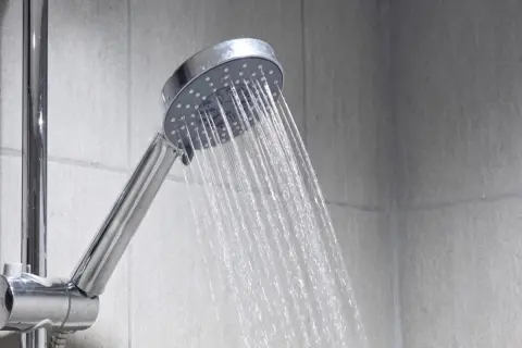 一人暮らしで夏はシャワーだけですが、友人から「出しっぱなしなら湯船を溜めるより高くなることもある」と言われてビックリ！ 実際、何分以上使うと割高になるのでしょうか？