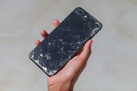 「画面が割れたiPhone16」を処分しようとしたら、夫に「3万円で売れる」と言われました。全面バキバキで“使いものにならない”のですが、そんなに高く売れるんですか？ 意外と買取可能なケースとは