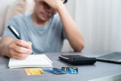 スマホを落として“PayPay”に「10万円を勝手にチャージ」された！ 不正利用でも「全額補償される」と思いきや、クレカと違い“補償ナシ”の場合も!? 注意点をFPが解説