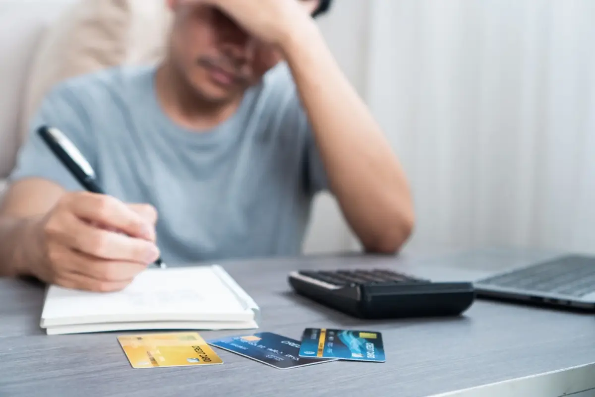 スマホを落として“PayPay”に「10万円を勝手にチャージ」された！ 不正利用でも「全額補償される」と思いきや、クレカと違い“補償ナシ”の場合も!? 注意点をFPが解説