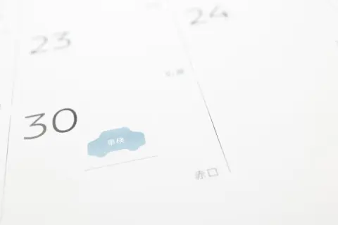 「10年乗ったクルマの車検が20万円」と言われた！ ディーラーに「買い替え時ですよ」と勧められたけど、修理と買い替えどちらが得なの？
