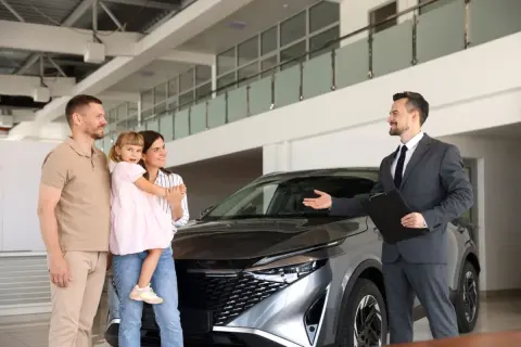 わが家の車は今年で12年目。夫は「税金が高くなる前に買い替えよう」と言っています。まだ問題なく走れるのに、「300万円」の新車を買うほうが本当に得なのでしょうか？