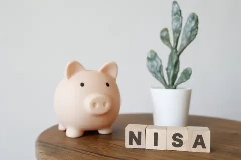 子どもが生まれたので大学の学費を貯めようと思います。NISAを検討していますが、来年から始まる「こどもNISA」とどう違いますか？