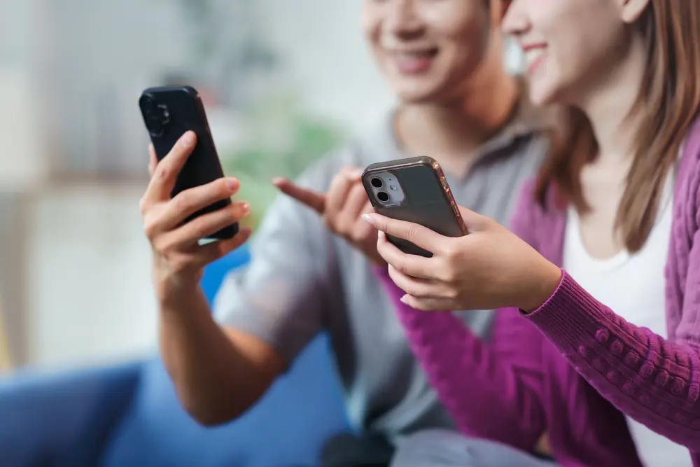 「コスパがいいスマホ」を“10万円以下”で欲しい！ 5年使うなら「iPhone 17e」「Xperia 10 VII」どっちがお得？ iPhoneのほうが“OSのアップデート”が長期で安心？ 価格・性能を比較