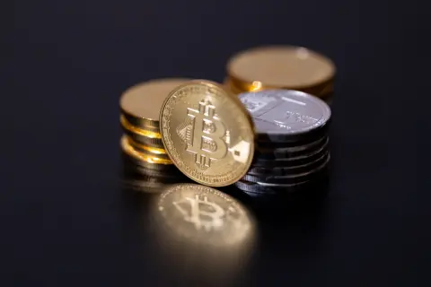 メルカリの「売上金5万円」で“ビットコイン”を買ったら「50万円」に大高騰！ 不用品売却の延長だから「税金はかからない」と思ってたら“雑所得”として課税される!? 確定申告が必要な基準とは