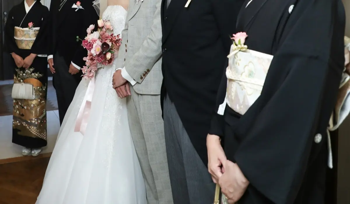 めいっ子の結婚式に夫婦で出席。ご祝儀は「5万円」でいいかと思ったら、夫が「親族なら10万円だろ」と激怒。夫婦で出席する場合の相場って？