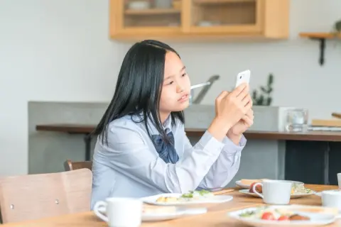 子どもに「友達はみんな最新スマホを持っている」と言われました。まだ使える端末なのに、買い替えないと学校生活で困ることもあるのでしょうか？