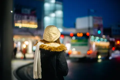 高校生の娘がアイドルの“ライブ遠征”で大阪から東京まで行く予定です。1人で夜行バスは心配なので「2席分」予約しようと思うのですが、それなら新幹線のほうが安いでしょうか？ 費用はどれくらい変わりますか？