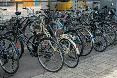 自転車置き場で「無断駐輪」として2000円の撤去費用を請求されましたが、正規の場所に停めていたはずです。証拠がなくても払うべきなのでしょうか？