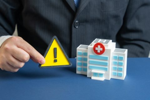 定年後は自動的に国民健康保険になると思っていました。夫に「手続きしないと無保険になるかも」と言われ不安です…… いつまでに申請すべきですか？