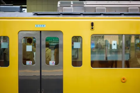 通勤電車で確実に座るため、定期券の区間内で一度「逆方向」に乗ってから折り返し！このような使い方は定期区間内であれば大丈夫ですよね？