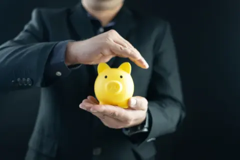 定年までに老後資金「2000万円」を貯めました。夫は「同じ銀行でも普通預金と定期預金に分けておけば十分じゃない？」と言いますが、本当に預金は全額保護されるのでしょうか？