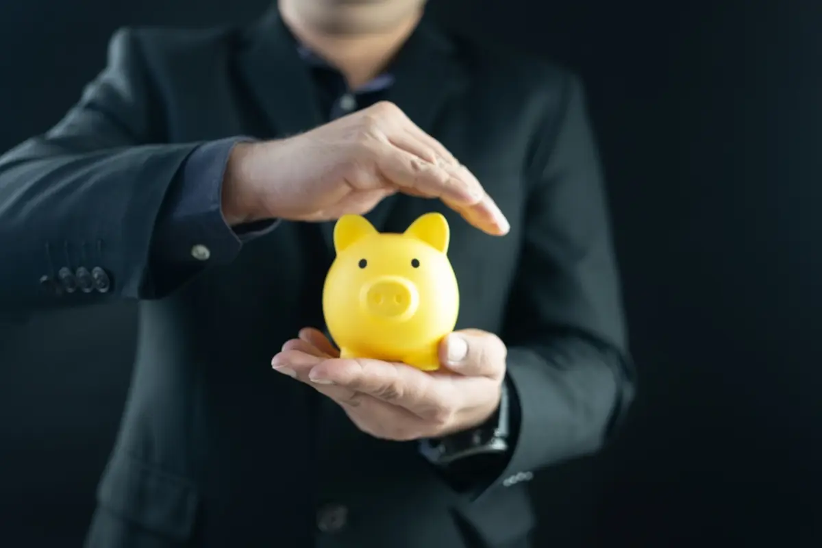 定年までに老後資金「2000万円」を貯めました。夫は「同じ銀行でも普通預金と定期預金に分けておけば十分じゃない？」と言いますが、本当に預金は全額保護されるのでしょうか？