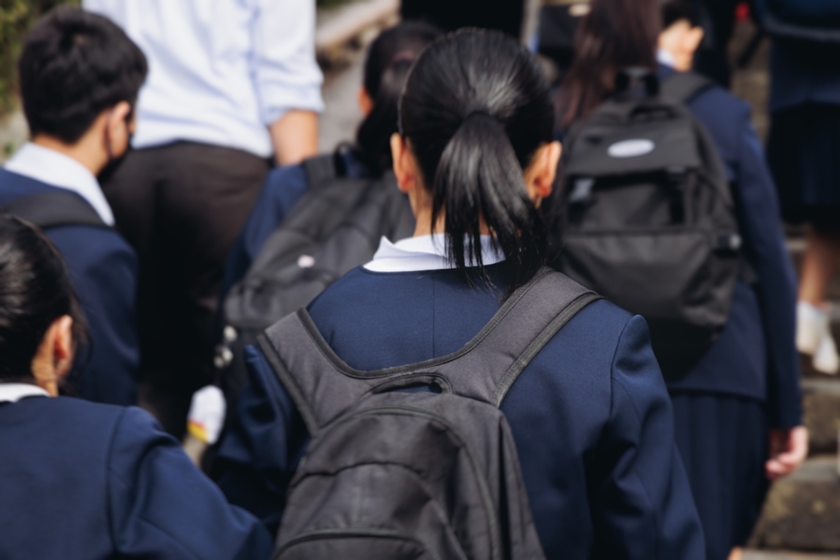 中学生の息子の“京都の修学旅行”は「お小遣い5000円」ですが、念のため“追加で5000円”持たせたらママ友に「ルール違反は迷惑」と言われショック！ 心配ですしバレなければいいですよね？|ファイナンシャルフィールド|子育て