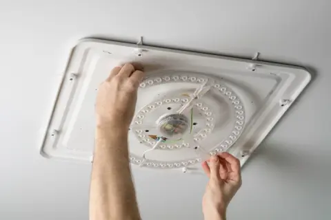 リビングの蛍光灯が切れたのを機に「LED」に交換しようとしたところ、「高いから蛍光灯のままでいい」と言う夫…。実際、どちらの方が安上がりですか？