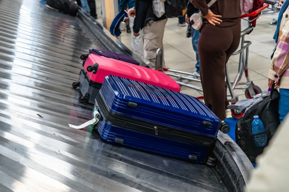 空港で「荷物が4kg重量オーバーの見知らぬ旅行者」を“助けた”投稿が話題！ 荷物を預かった“いい話”なのに「最悪死刑」「絶対ダメ」の指摘が殺到…善意が報われない“残酷な現実”とは
