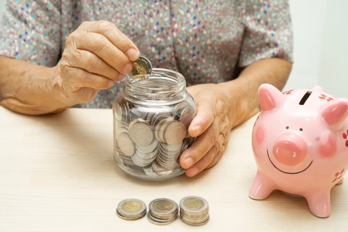60代独身で親への仕送りも必要なく、気づけば貯金が「3000万円」に。友人から「相続人がいないと国のものになるよ」と言われましたが、本当なのでしょうか？