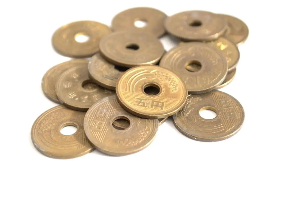 実家の片づけ中、昔の貯金箱の中から穴がズレている「5円玉」を発見！ 夫から「希少だから高く売れるかも」と言われたのですが、いくらくらいの価値になるでしょうか？