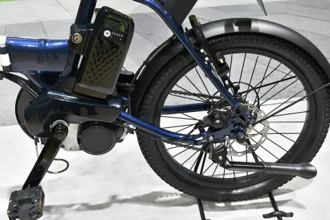 電動アシスト自転車（ペダルをこぐタイプ）とフル電動自転車。免許なしでフル電動自転車に乗ると、無免許運転で捕まるって本当？