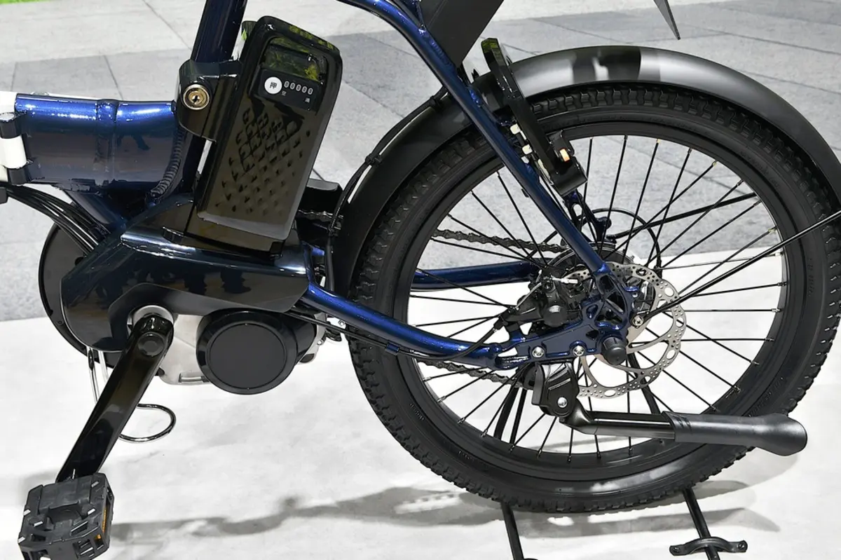 電動アシスト自転車（ペダルをこぐタイプ）とフル電動自転車。免許なしでフル電動自転車に乗ると、無免許運転で捕まるって本当？