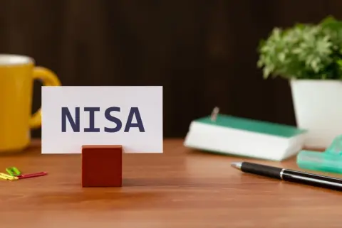 NISAで「オルカン月3万円」積み立て中、知人に「若いならファングプラスやナスダックで“リスク”を取るべき」と言われた！ 30代なら“投資先を絞る”ほうが資産が増えますか？ 乗り換えのポイント