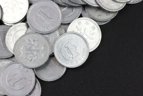 「余った1円玉」を“セルフレジ”にまとめて投入！ 夫に「1円玉ばかりでの支払いは法律違反」と言われましたが“お金の価値は変わらない”のにダメなのでしょうか？ 小銭を無限に使えない理由