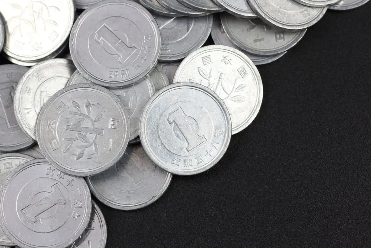 「余った1円玉」を“セルフレジ”にまとめて投入！ 夫に「1円玉ばかりでの支払いは法律違反」と言われましたが“お金の価値は変わらない”のにダメなのでしょうか？ 小銭を無限に使えない理由