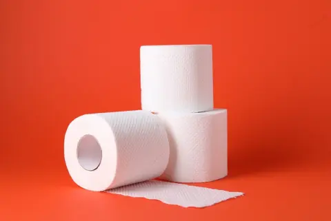 妻が「トイレットペーパーはシングルのほうが安い」と言って、毎回シングルを選んでいます。家族4人で使うと結局たくさん巻き取ってしまいそうですが、ダブルより本当に節約になるのでしょうか？