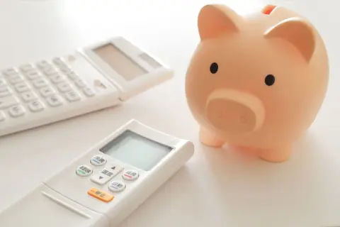 リビングのエアコンをつけっぱなしで出勤してしまいました…。帰宅まで「10時間」かかったのですが、電気代はどれくらい無駄にしてしまったのでしょうか？