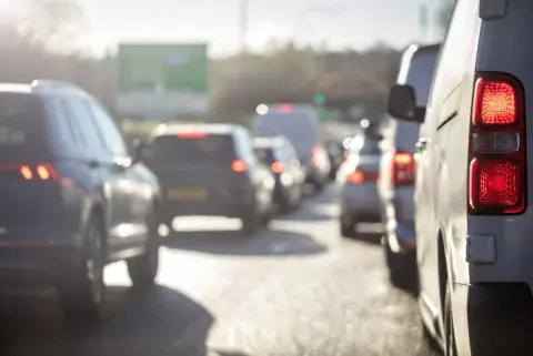 夏の高速道路の渋滞中にバッテリーが上がり立ち往生…交通違反として反則金が科されるのでしょうか？