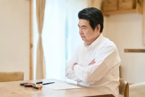 生活保護を受給しています。父が亡くなり、相続で現金300万円を受け取ることになりました。黙っていればバレませんか？すぐにケースワーカーへ申告しなければいけないでしょうか？