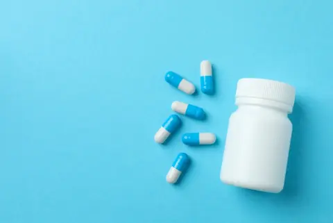 病院で処方されて余っていた風邪薬を、同じ症状が出た高校生の息子に飲ませたら、薬剤師の友人に「それは法律違反だよ」と驚かれました。薬代節約のために家族間で使い回すのはいけないことなのでしょうか？