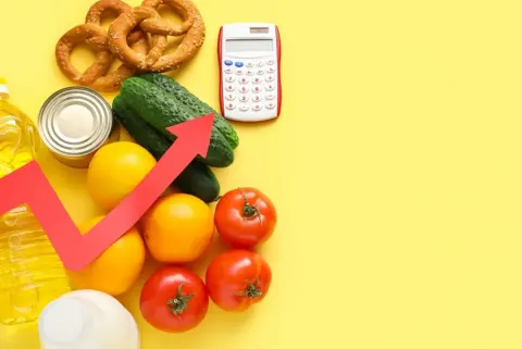 1ヶ月の食費がついに「15万円」超え…。夫は「食べ盛りの子どもが2人もいるから仕方ない」と言いますが、同じ4人家族のママ友の家は「10万円以下に抑えている」とのこと。わが家は使いすぎなのでしょうか？