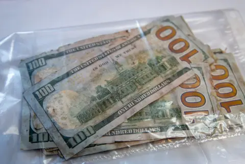 「もしもの時のため」と、親がベッドの下に置いていた「500万円」。長年の湿気で紙幣がカビだらけに…！ 劣化してしまったタンス預金は、銀行で交換してもらえないのでしょうか？