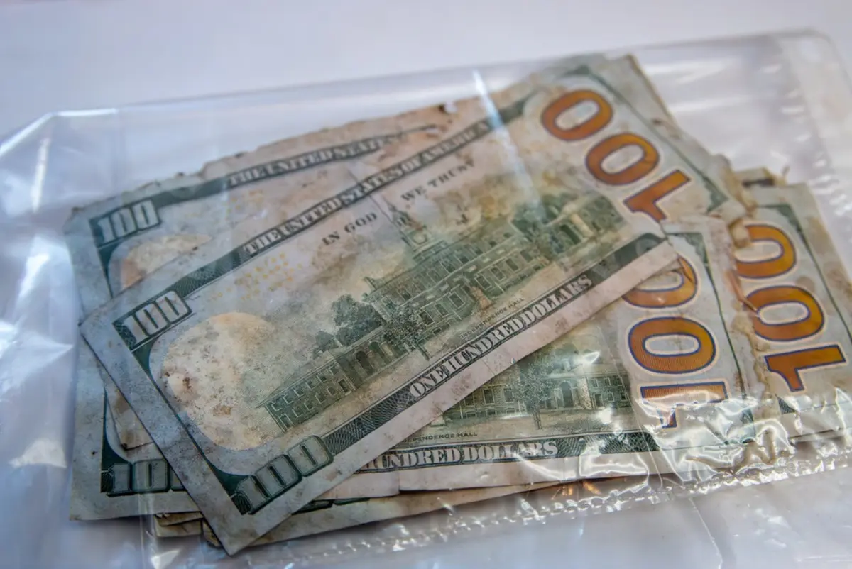 「もしもの時のため」と、親がベッドの下に置いていた「500万円」。長年の湿気で紙幣がカビだらけに…！ 劣化してしまったタンス預金は、銀行で交換してもらえないのでしょうか？